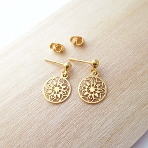 Round openwork stud earrings with 24 carat gold plated studs