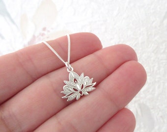 Collier pendentif fleur de lotus gravée en argent 925/1000e