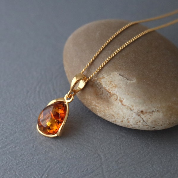 Collier petit pendentif avec ambre de la baltique sur chaîne en plaqué or 24K