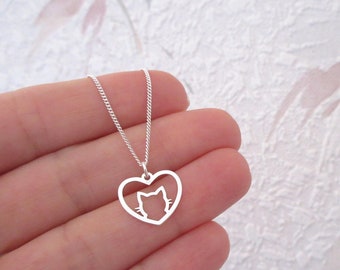 Small heart pendant necklace with delicate minimalist cat head in 925/1000 silver