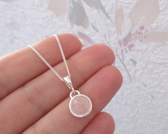 Women's necklace round pendant with rose quartz 925/1000e silver