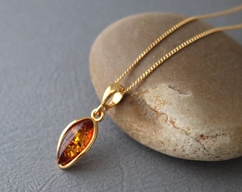 Collier petit pendentif avec ambre de la baltique sur chaîne en plaqué or 24K