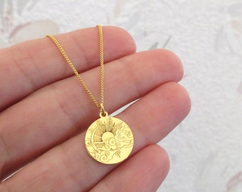 Collier pendentif rond gravé soleil lune nuages nature en plaqué or 24 carats