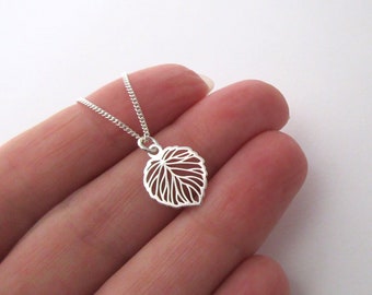 Small leaf pendant necklace in 925/1000 silver