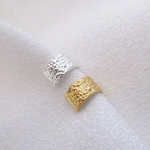 Hammered effect ear-cuff cartilage earring in 925 silver or gold plated