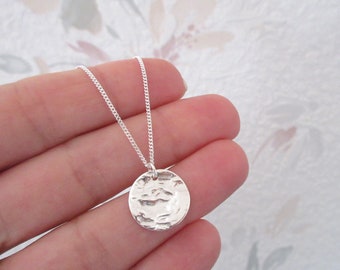 Irregular hammered round medallion pendant necklace in 925/1000 silver