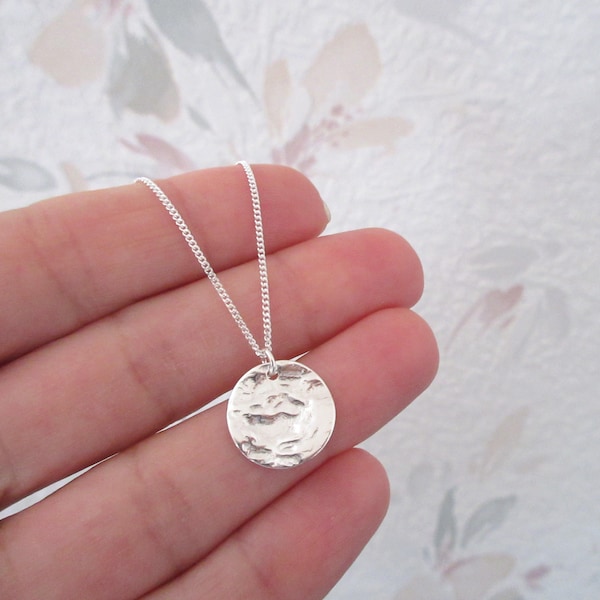 Irregular hammered round medal pendant necklace in 925/1000e silver