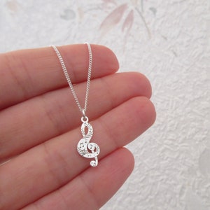 Kleine g-sleutel hanger ketting met gegraveerde muzieknoten, minimalistisch, delicaat, 925/1000 zilver