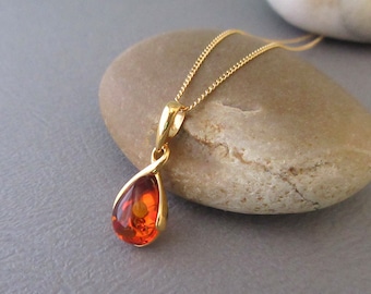 Colar com pingente pequeno em forma de lágrima, feito com âmbar do Báltico, em corrente banhada a ouro 24 quilates.