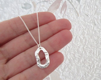 Collier pendentif ovale martelé minimaliste argent 925/1000e