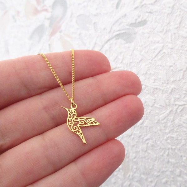 Collier minimaliste pendentif colibri ajouré oiseau plaqué or 24 carats