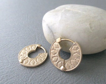 Small wide flat chiseled hoop earrings in 18 carat gold plated