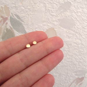 Boucles d'oreilles minuscules pastille puces clous plaqué or 750 18 carats image 1