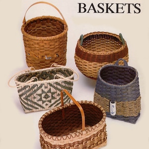Può includere: Una collezione di quattro cesti intrecciati con manici. I cesti sono realizzati con materiali naturali e hanno forme e dimensioni diverse. I cesti sono disposti su uno sfondo beige chiaro. Il testo "Basketmaker's Baskets" è visualizzato nella parte superiore dell'immagine.