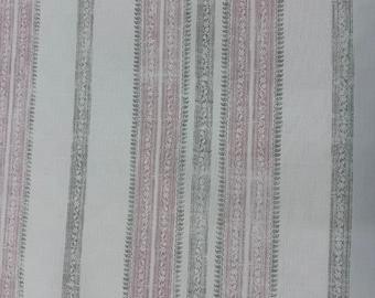 Puede incluir: Una tela con un diseño de rayas verticales. Las rayas alternan entre blanco, rosa empolvado y gris verdoso. Las rayas rosa empolvado y gris verdoso presentan un diseño floral repetido en los bordes.