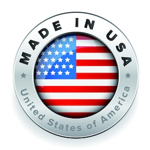 K&ouml;nnte beinhalten: Ein silbernes Abzeichen mit dem Text "Made in USA" und "United States of America" um eine rot-wei&szlig;-blaue amerikanische Flagge.