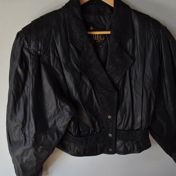 G-III 1980'S Vintage 100 % Black Leather Suede Cropped Batwing Jacket Biker Motorcycle Collard Coat Pink Paisley Design Size Medium