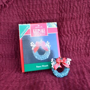 Hallmark Keepsake Miniature Ornament &quot;Fancy Wreath&quot; Christmas Tree Decor Wreath With Baby&#39;s Breath