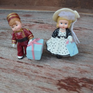 Hallmark Merry Miniature Park Avenue Wendy & Alex The Bellhop Madame Alexander 2 Piece Set Vin