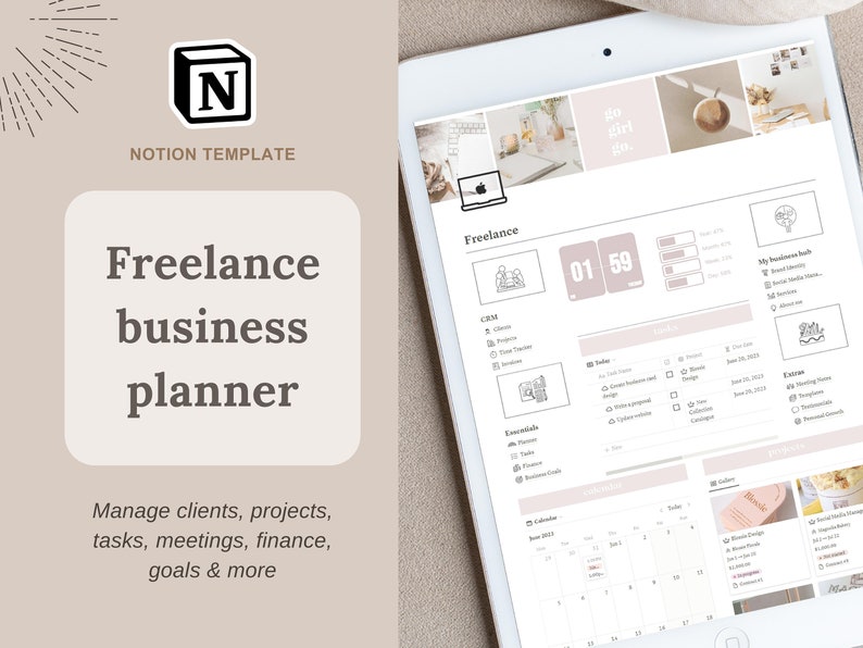 Pu&ograve; includere: Un modello digitale di pianificatore aziendale freelance su un tablet. Lo schermo mostra un modello Notion con sezioni per CRM, attivit&agrave; e un calendario. Il testo include "Freelance business planner" e "Gestisci clienti, progetti, attivit&agrave;, riunioni, finanze, obiettivi e altro."