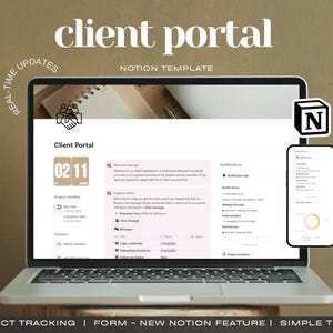 Puede incluir: Un ordenador portátil que muestra una plantilla de Notion para un portal de clientes. La plantilla incluye un mensaje de bienvenida, una línea de tiempo del proyecto, información de contacto y notificaciones. La pantalla también muestra el texto "Client Portal" y "Real-Time Updates".