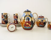 Maruni Co Satsuma coffee set in porcelain, 6 cups and saucers, coffee maker, sugar bowl. Hand painted. Stamp.
