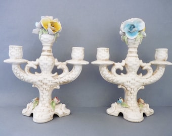 Beautiful pair of candelabra candelabra with three arms floral white porcelain. Capodimonte style. Italian ceramics