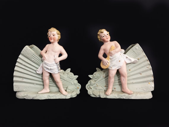 Paire de vases vintage chérubins, angelot musiciens en biscuit. Germany 12106 S DEP