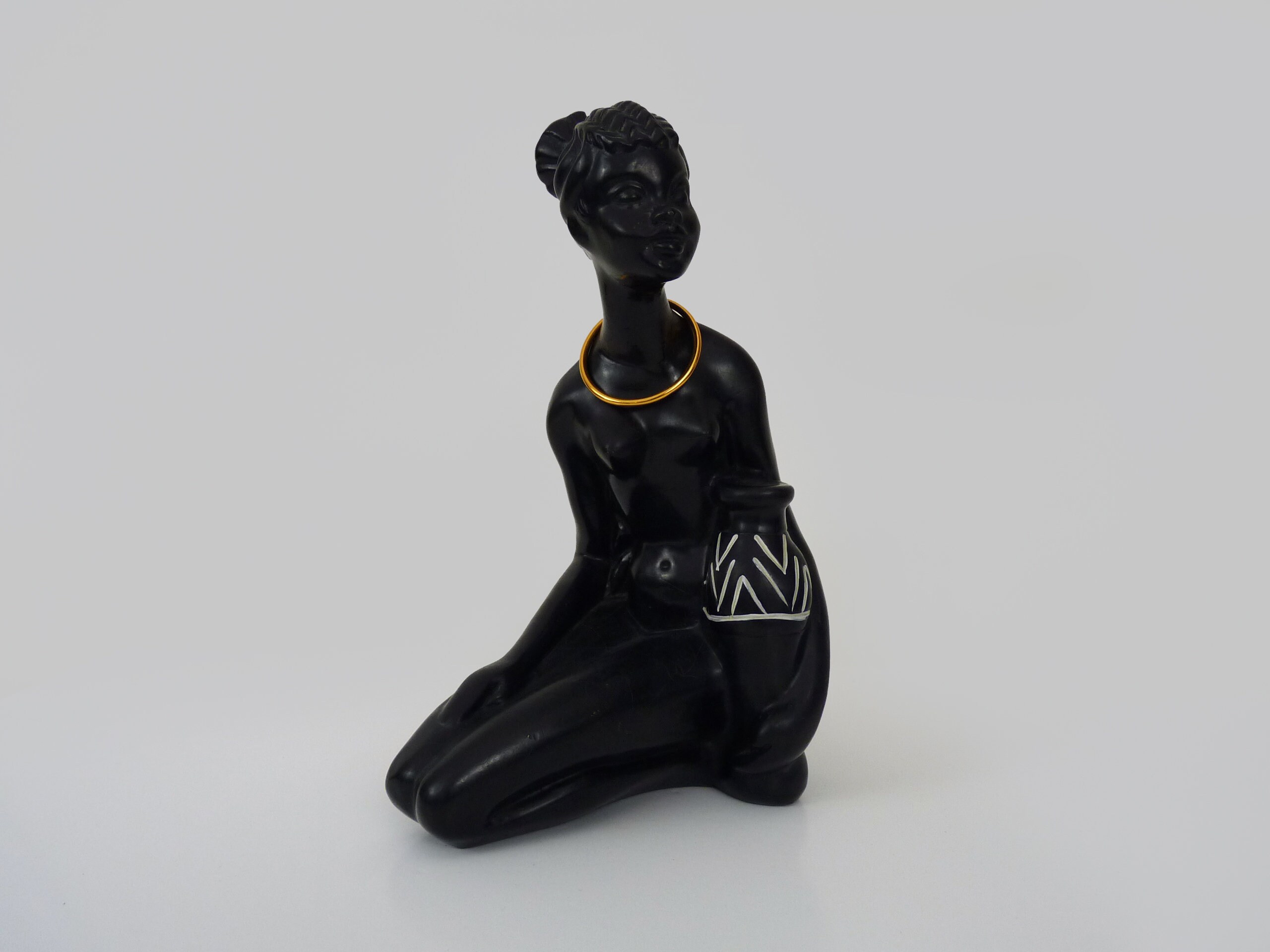 statuette Africaine, Femme Noire, Design et Vintage 1950, en Plâtre Signée Léo P