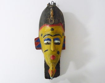 Masque en bois polychrome Gouro de Côte d'Ivoire. Masque oiseau au menton