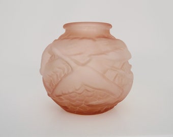 Art Deco ball vase in pink glass paste with bird decoration. Art Deco period.