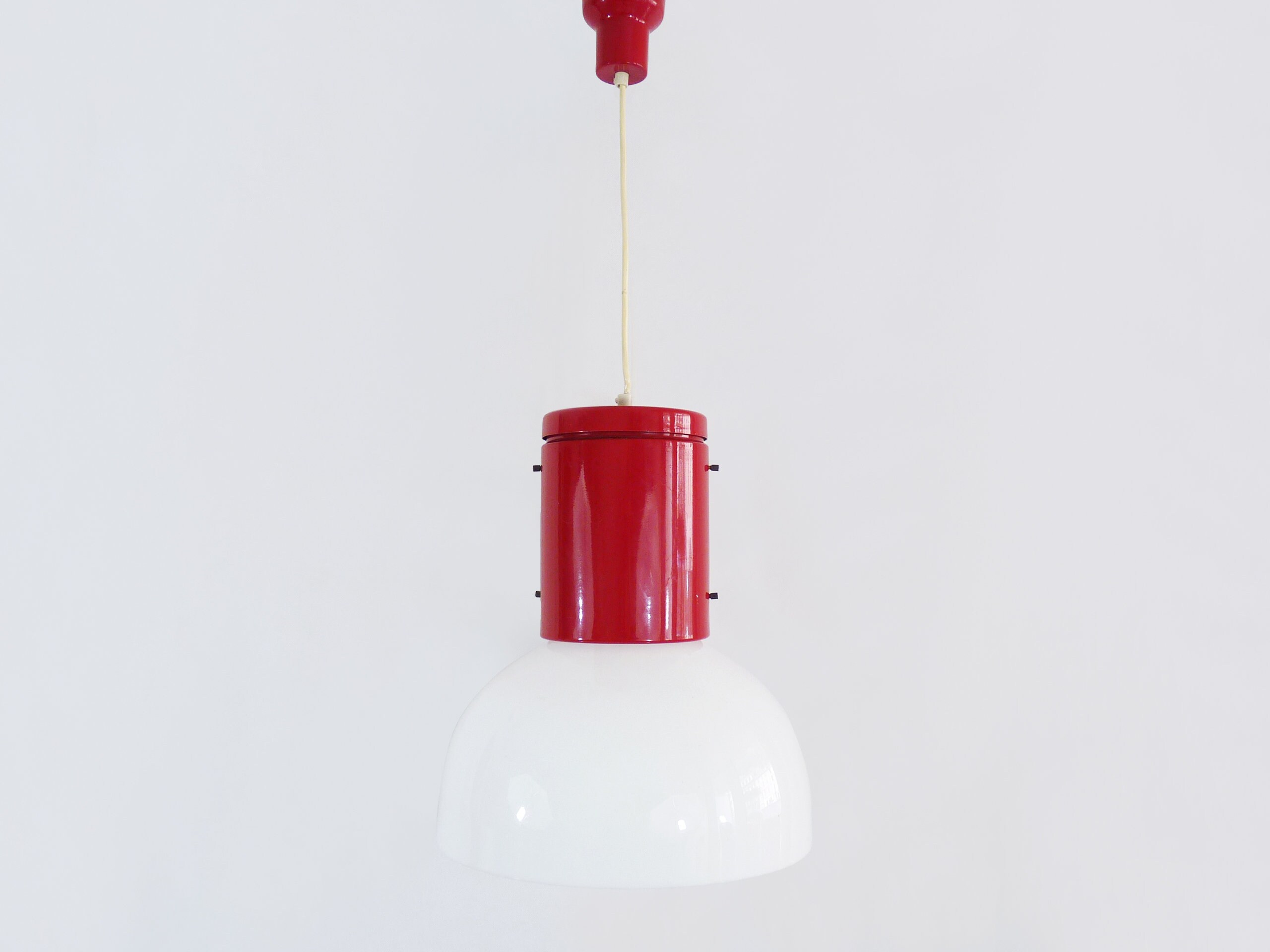 Suspension Industrielle Vintage en Métal Rouge et Abat Jour Plastique Blanc.