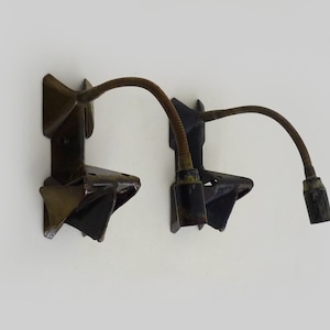 Paar gusseiserne Wandleuchten mit Gelenkarm, Hundeform