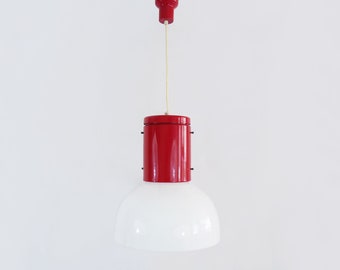 Lámpara colgante industrial vintage en metal rojo y pantalla de plástico blanco.