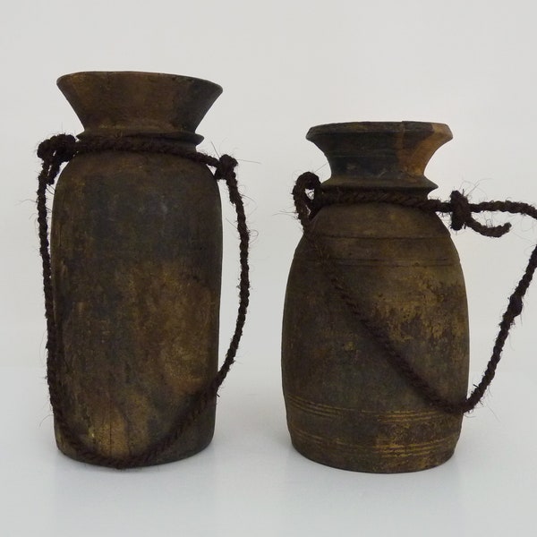 Paire de vases en bois à poser ou a suspendre par la corde. Art africain