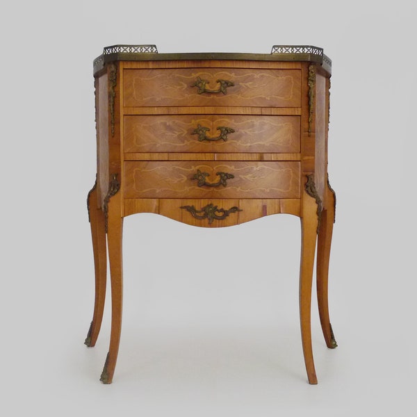 Commode de style baroque en bois avec frise en bronze.