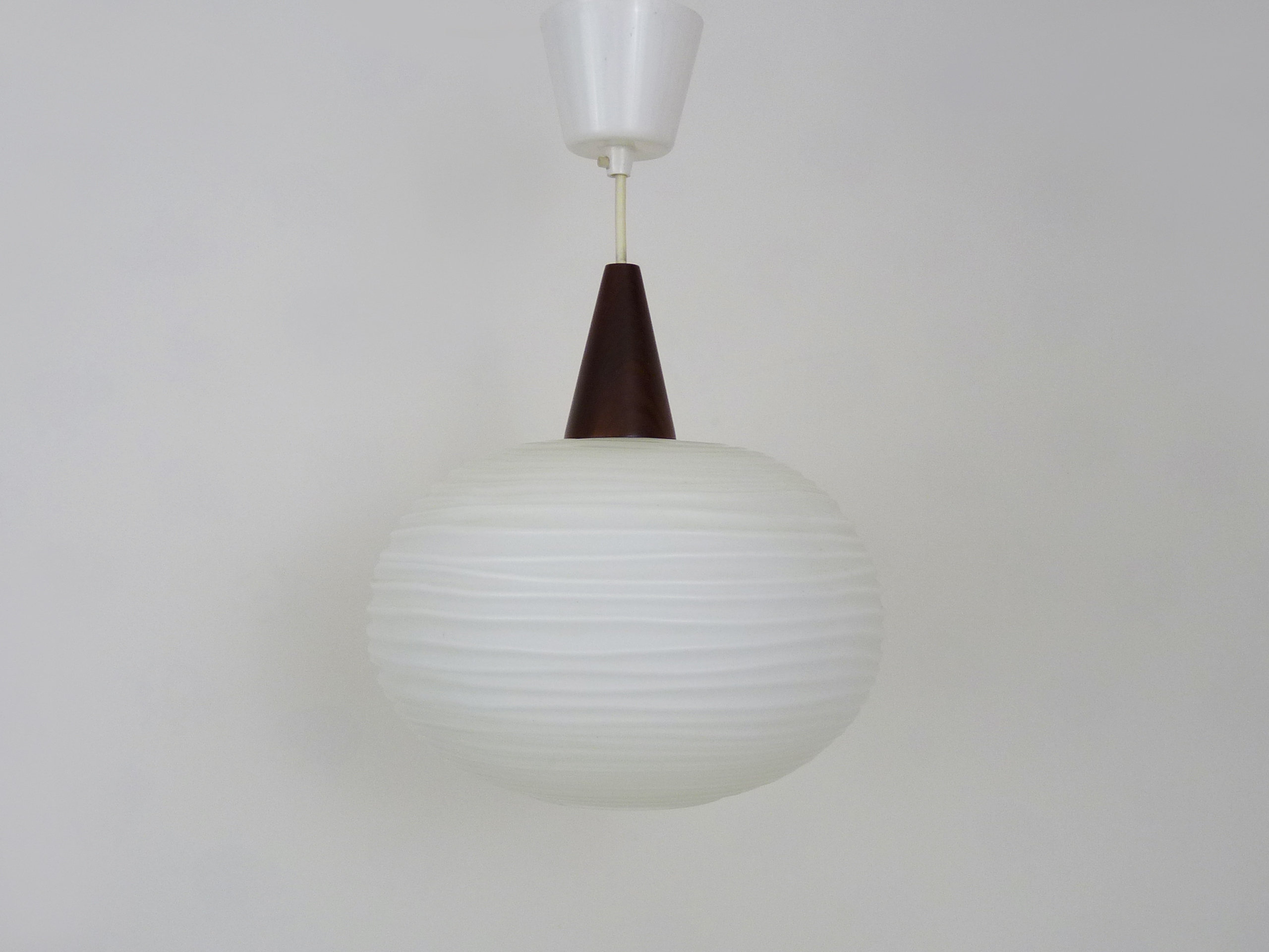 Suspension Scandinave Teck et Opaline, 1960 Danemark