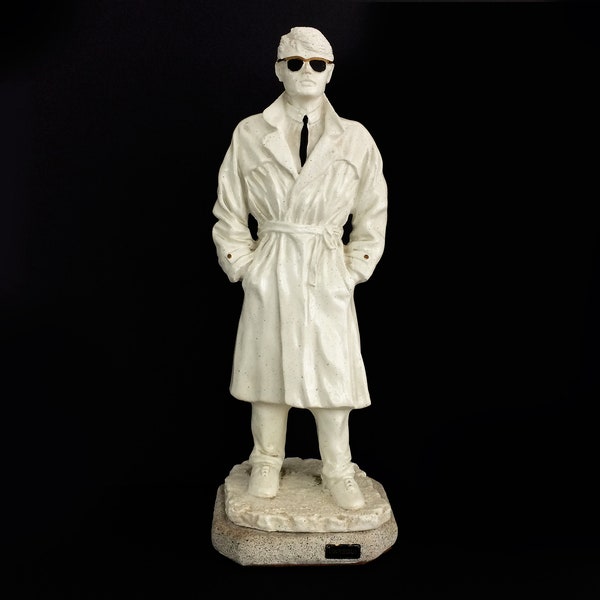 Grande statue vintage par Urregui en terre cuite, homme debout avec lunette noir et trench coat