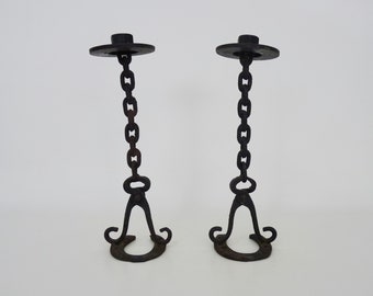 Gran pareja de candelabros vintage brutalistas "Chaines" de hierro forjado, años 1960