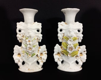 Superbe paire de bougeoir vintage floral en porcelaine blanche. Style Capodimonte. Céramique italienne