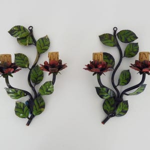 Prächtiges Paar italienischer Vintage-Wandleuchten aus lackiertem Metall, verziert mit Blumen und Blattwerk. 60er 70er Jahre