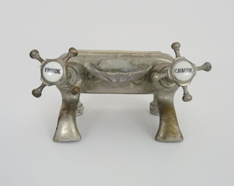 Ancien robinet de baignoire, cuisine en bronze argenté avec son porte savon en forme de coquille