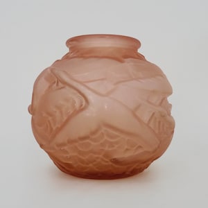 Art Deco ball vase in pink glass paste with bird decoration. Art Deco period.