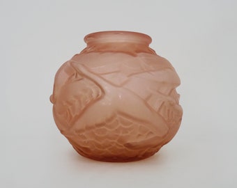 Art Deco ball vase in pink glass paste with bird decoration. Art Deco period.