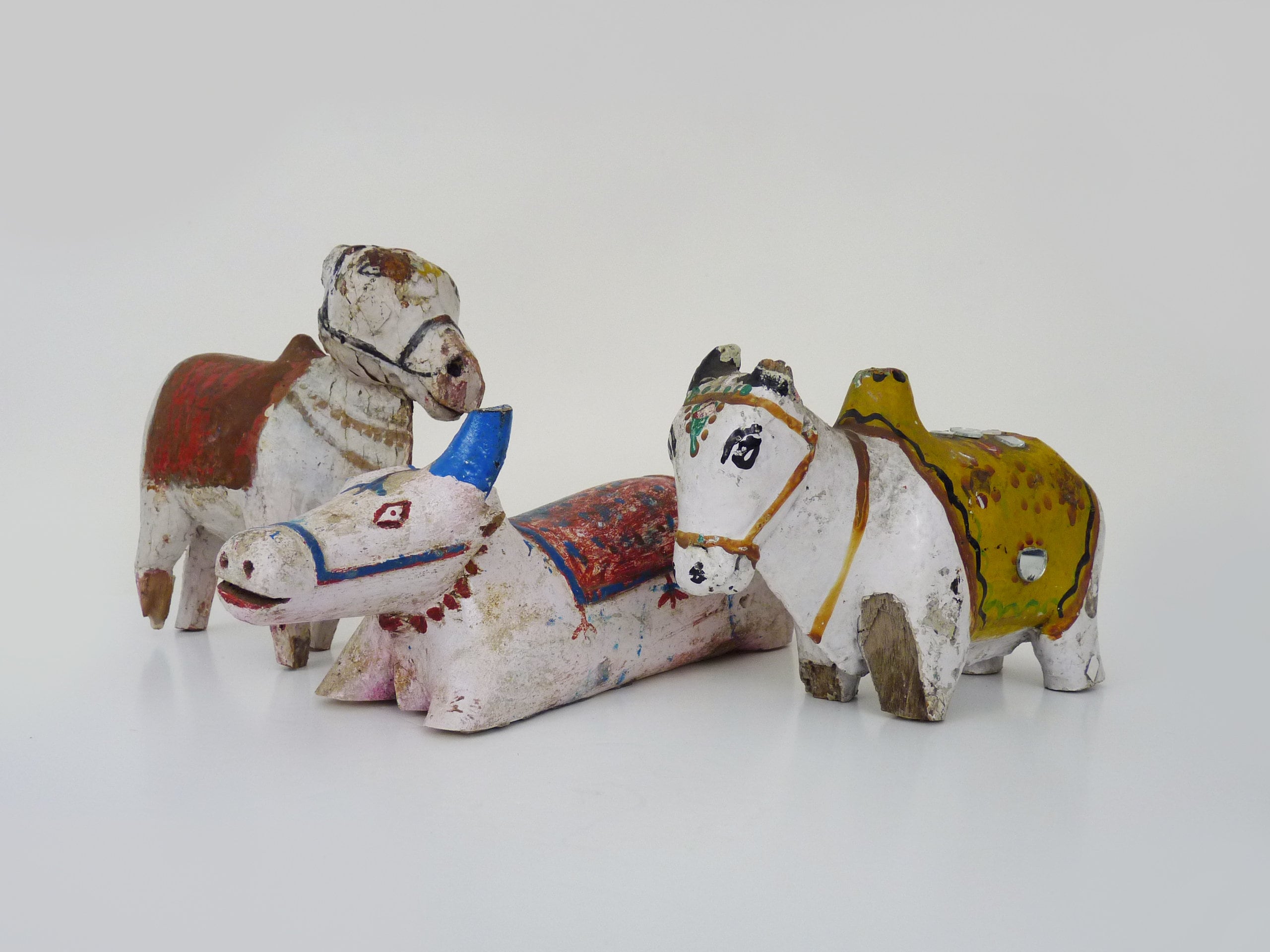 Lot de 3 Vaches Hindou Nandi en Bois Sculpté. Art Populaire Indien