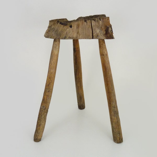 Ancien et énorme tabouret tripode brutaliste en bois