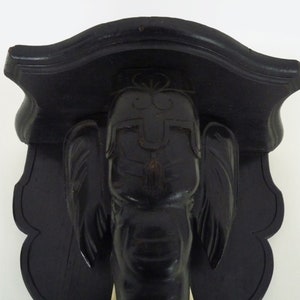 Sellette, porte plante, porte statue mural, applique tête d'éléphant en bois noirci. Fin XIXème image 5