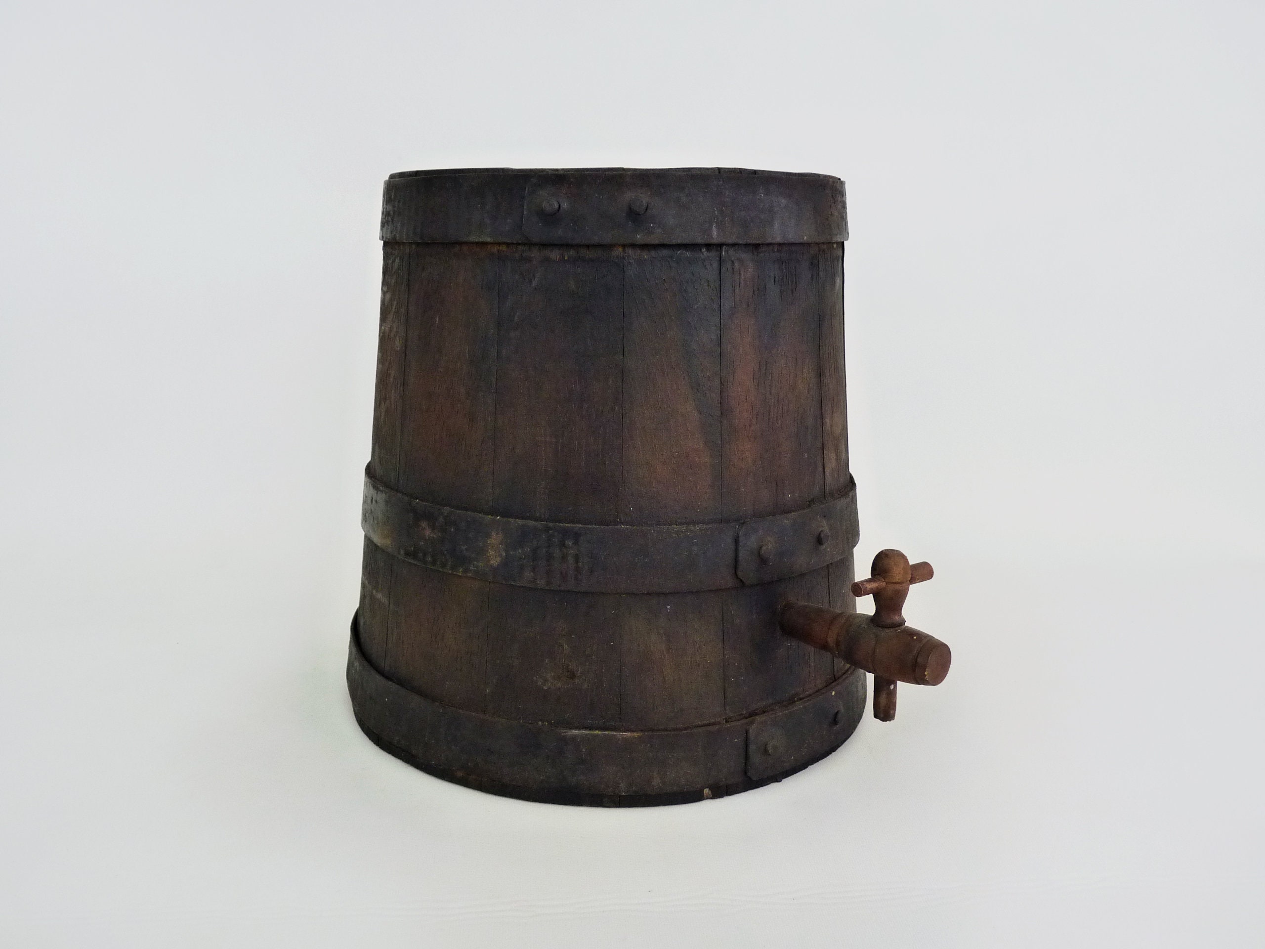 Vinaigrier Ancien en Bois de Chêne Cerclage Métal Complet avec Robinet. Art Populaire.