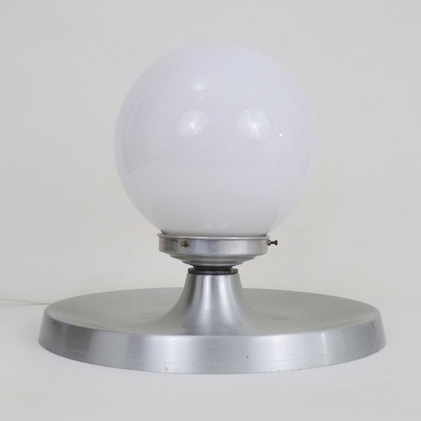 Lampe de table, lampe de chevet en métal brossé et globe en opaline blanche.