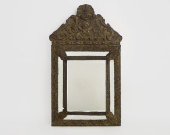 Ancien miroir à parcloses en cuivre repoussé sur bois. Style Victorien